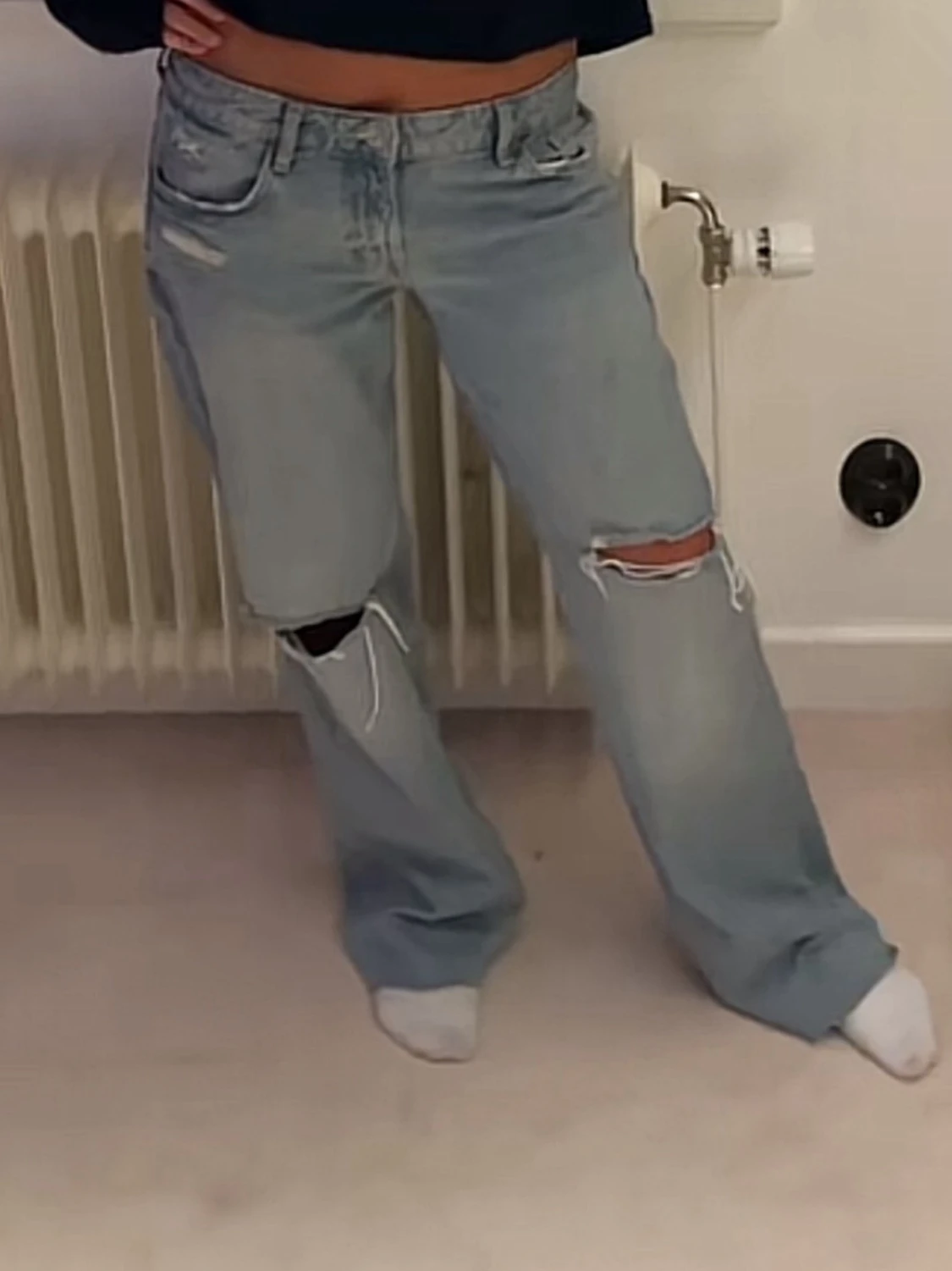 Ljusblå jeans med slitningar