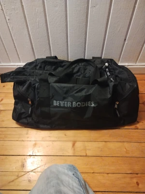 Better Bodies träningsväska  - En rejäl gymbag från BB 1 stort fack och 2 sidofack, axelrem. Använd 4ggr 