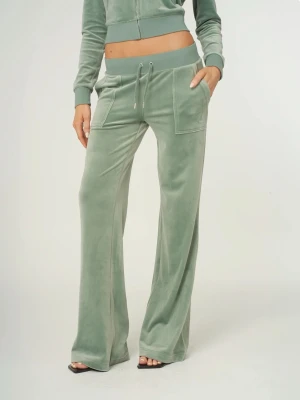 Gröna velourbyxor Juicy Couture XXS - Mysiga gröna mjukisbyxor från Juicy Couture i velour med bred resår och snörning i midjan. Stora fickor fram, bakfickor med knappar och broderad JC-logga på ena benet. Perfekta för chill dagar och snyggt avslappnad stil.