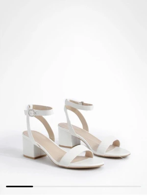 Klackskor - Vita enkla klackar med liten klack som passsr till allt och är sköna att gå i. Skorna är endast använda en kväll och är därmed i näst intill nyskick.