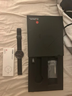 Ciga design klocka - Säljer denna snygga ciga design mekanisk klocka i svart färg, tillverkad av rostfri stål, man kan dyka med dem på väldigt djup nivå i havet och inget kommer hända med dem, ny pris på dessa är cirka 3000kr/280€. För mer info tveka inte att skriva!!! Pris kan diskuteras!!!