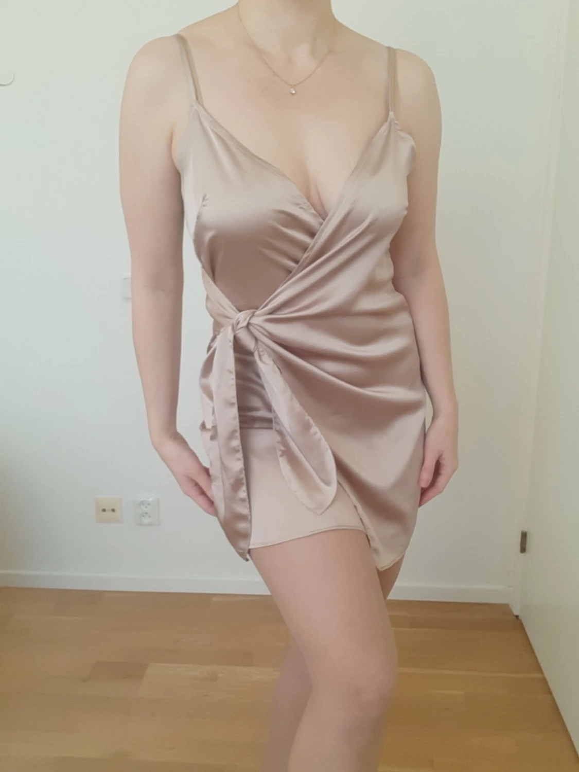 Beige omlottklänning från Saw It First