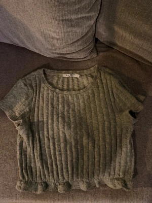 Topp Nakd - Söt topp med volangkant från Nakd i storlek M