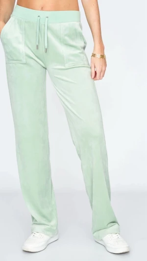 Juicy Couture Mintgrön velour set - Slutsåld mintgrön Juicy set i mjuk velour med dragkedja framtill och huva med knyt. Tröjan är oanvänd med lappen kvar storlek XS o har fickor på magen och ribbade muddar nedtill samt byxorna har fickor med knapp med slapp stil . Pris kan diskuteras vid snabb affär