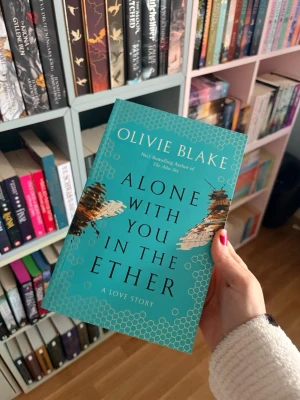Alone With You In The Ether Olivie Blake  - En modern kärlekshistoria där två personer möts av en slump i ett konstgalleri i Chicago. Perfekt för unga vuxna som gillar mysterier, djupa samtal och känslomässiga resor. Boken har hyllats för sitt unika berättande och tankeväckande teman. På engelska 