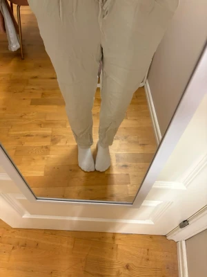 Beiga linnebyxor  - Säljer dessa eftersom de inte kommer till användning utan bara tar plats i garderoben 