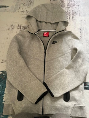 Nike tech fleece ny version - Fin. På bild är jag 167. Fint skick, kanskw behöver tvättas en gång då de länge sen ja använt den. Kolla mått, sen är de 