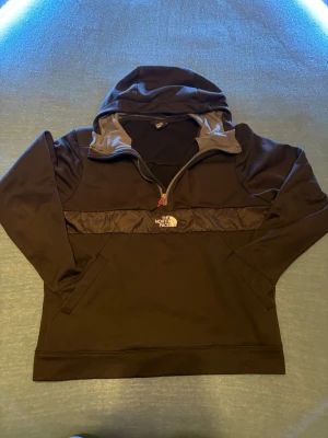 THE NORTH FACE kofta  - NORTH FACE KOFTA!  Svart! Skriv om ni har frågor 