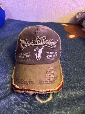 Snygg vintage keps  - Vintage keps som är brun och khaki färgad och har använts några gånger. OBS den är inte sönder den ska vara som den ser ut i bilden!