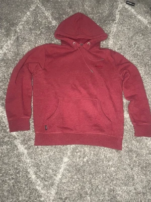 Superdry hoodie vinröd - En snygg vinröd Superdry hoodie som passar storlek M och blir perfekt nu till vintern det är bara att skriva vid minsta intresset ☃️❄️