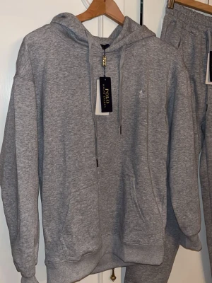 Ralph Lauren tracksuit  - Säljer denna hela Ralph Lauren dress till väldigt bra pris. Finns inte så mycket o säga förutom att de är oanvända, skönt material. Storlek M, passar M men även S.