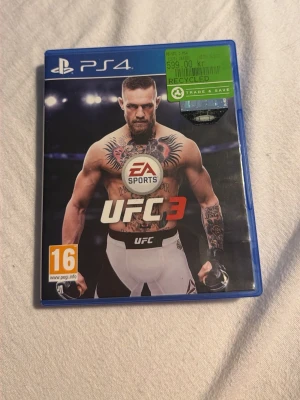 EA Sports UFC 3 (PS4) - EA Sports UFC 3 till PlayStation 4. Komplett med fodral, skiva och manual. Fodralet har mindre bruksspår men är i gott skick. Ett realistiskt MMA-spel med avancerad grafik och karriärläge. PEGI 16.