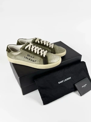 Saint Laurent court classic skor - | Säljer ett par Saint Laurent court classic sneakers i riktigt bra använt skick | Storlek: 40 | Box & dustbag ingår | Hör av dig vid frågor eller funderingar