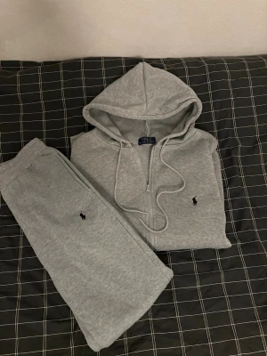 Grå hoodie och byxor från Polo Ralph lauren - Bara testad på annars aldrig använd, i nyskick. Rikigt snyggt och bekvämt samtidigt. Hör av dig om du har några frågor