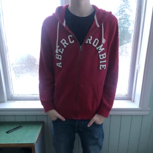 Abercrome & fitch zip hoodie - Modellen är 181 och väger 60