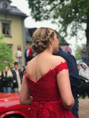 Balklänning  - Elegant och exklusiv röd balklänning från Dressroom Linné, använd endast en kväll. Perfekt till studentbal, bal eller gala. Klänningen sitter väldigt fint, är off-shoulder, med spetsdetaljer och diskreta glittrande stenar/diamanter som ger klänningen ett elegant och lyxigt uttryck utan att bli för mycket. Står storlek 14 i klänningen vilket jag tror motsvarar en 42. Säljes pga att den inte kommer till användning igen 💓
