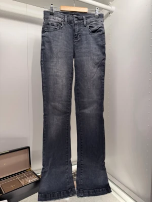 Grå Low Waist Bootcut Jeans från LTB - Säljer ett par grå lågmidjade/low waist jeans från LTB med klassisk femficksdesign och bootcut passform. Jeansen har en snygg tvättad look och är tillverkade i mjukt denimtyg som sitter skönt. Använt fåtal gånger, inget slitage. W24 L32, Jag är 173cm lång och de sitter perfekt, midjan är elastisk. hör av dig om du vill se hur de sitter på! 