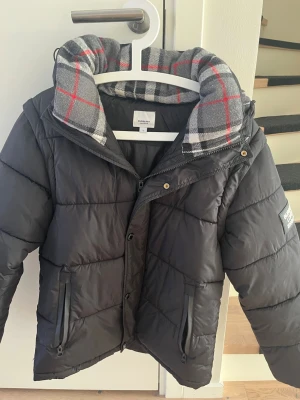 Svart pufferjacka  - Säljer nu en svart fin jacka som passar S och M håller dig varm till vintern och bra stil 