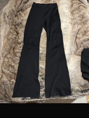Svarta bootcut byxor från 157 - Säljer ett par svarta bootcut byxor från 157 i storlek S. Byxorna har en skön stretchig känsla och sitter tajt upptill med utsvängda ben. Perfekta till sneakers eller boots och riktigt snygga till en crop top eller hoodie.
