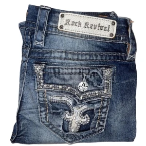 Rock Revival jeans - Rock Revival jeans Bootcut fit. W28. Uppsydda. [Ytterbenslängd 93cm] [Innerbenslängs 70cm] [Midja 40cm] [Benöppning 23cm]