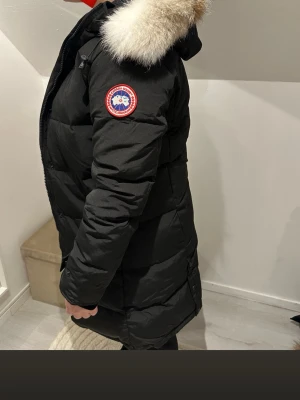 Canada Goose Dam Jacka  - Säljer en alldeles ny Canada Goose jacka i modell Shelburne parka med avdrag bar päls. I storlek XXL men kan även passa en XL med stor byst och bred höft.   Köpte när jag var överviktig och fick aldrig chansen att använde den.    Köpt i Holland för 1750€ ~ 18700kr  Mitt pris 6500kr   Pris går att diskutera vid smidig affär  ( skambud besvaras ej ) 