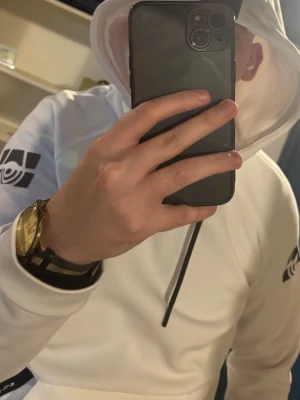 Sail Racing hoodie  - Sail Racing hoodien representerar essensen av modern skandinavisk design där funktion möter exklusiv stil. Tillverkad i tekniskt avancerade material erbjuder den en perfekt balans mellan komfort, hållbarhet och prestanda. Den rena siluetten, subtila detaljerna och ikoniska Sail Racing-emblemet signalerar kvalitet utan att behöva ta plats