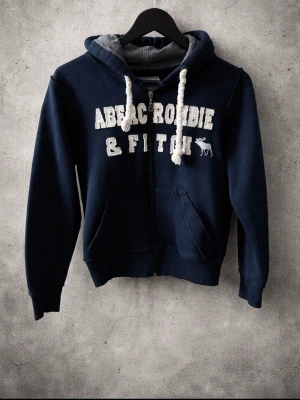 Snyggaste Abercrombie and fitch zip up - As fet hoddie från Abercrombie and fitch, passar till mycket och är i väldigt bra skick! Bud accepteras!