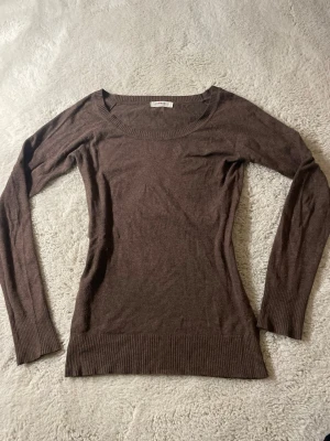 Snygg lång stickad - 🫶🏻 Storlek: Det står L, men tycker snarare S-M🫶🏻🩷Mysig brun stickad tröja från Wo Knit med rund halsringning och långa ärmar. Tröjan har ribbade muddar vid ärmslut och nederkant, vilket ger en snygg och enkel look. Perfekt att matcha med jeans eller kjol för en chill stil.🩷