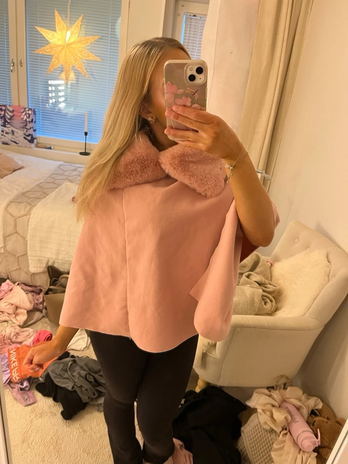 Rosa kappa med fuskpäls-krage