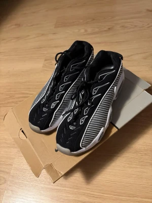 Nocta glide  - Säljer ett par nike X Nocta glide skor. Skorna har inga defekter som hål eller repor bara lite smutsiga på undersidan. Änvända ett par gånger. Låda och E-Kvitto finns