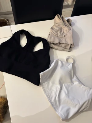 5st sport-bh  - 5st sport-bh i storlek M. Vita & svarta använda kanske max 3ggr, de andra väl använda därav rubbet för 11:- 🤍 • Instagram: Ginise > TikTok: Ginise • 