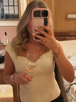 Ribbad vit topp från H&M - Säljer en ribbad vit topp, mycket bra skick💕