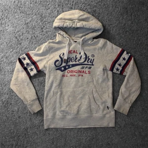Superdry Hoodie  - Tja! Säljer en Superdry Hoodie i storleken (S)-skick 8/10. Hör av er vid minsta fundering!