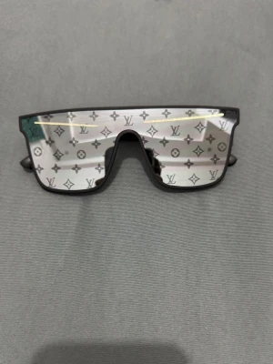 Lv solglasögon - Tjena folket! Här har vi ett par solglasögon från Lv perfekt för dig som åker utomlands eller helt enkelt vill ha ett par solglasögon för våren eller sommaren🫡 Det är solglasögon som är rätt igenkänd och modern och varför köpa senare när du kan köpa nu😉 Skön kvalitet och produkten talar för sig själv🔥 