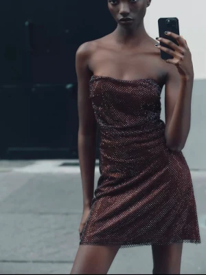 Slutsåld axelbandslös klänning med glitter - Säljer denna så fina, helt slutsålda klänningen från Zara, den är bara använd en gång så i jättebra skick! Storlek XS men passar S också! nypris är 1195 ❤️