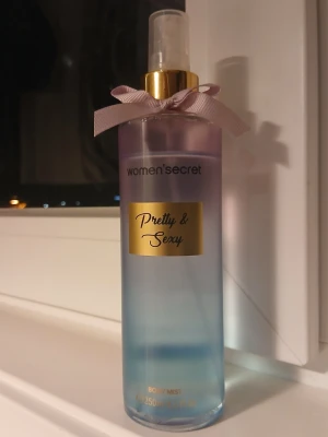 Pretty & Sexy Body Mist - (Endast en använd 1 gång) Fräsch body mist från women'secret med en söt design och volym på 250 ml från NORMAL💕 köpt för runt 90kr så därför säljes den  för 45😇 