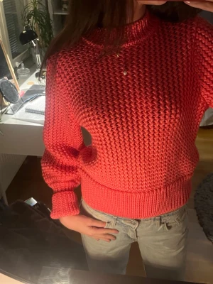 Rosa stickad tröja  - Säljer denna väldigt råsa tröja, från H&M i stolek xs. 
