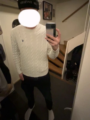 Vit kabelstickad tröja Polo Ralph Lauren - Tjena! Säljer nu min vita stickad tröja från Polo Ralph Lauren, tröjan är i storlek M och är endast använt vid högtider så som jul och födelsedag då jag har varit rädd om den, Skriv för minsta fundering 💭 