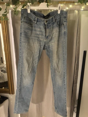 Ljusblå skinny jeans Hollister W33 L32 - Säljer ett par ljusblå skinny jeans från Hollister, modell Epic Flex. Jeansen har klassisk femficksdesign, normal midja och stretchigt material för extra bekvämlighet. Perfekta för dig som gillar en smal passform och avslappnad tvätt.