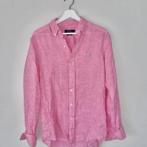 Ralph lauren skjorta  - En rosa Ralph Lauren linneskjorta | Skjortan är i utmärkt skick och i storlek S, sitter runt 185 cm | pris kan alltid diskuteras!🙌