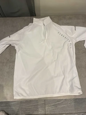 Gym tröja löpa tröja vit hoddie  - Vit tränigströja bra och luftig/andas bra passar både till gymmet och om du ska ut och gå/joga mer frågor hör av er till mig 