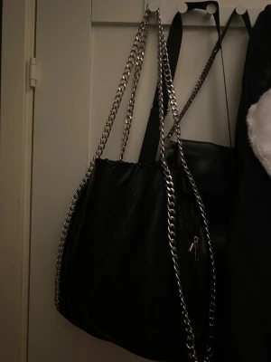 Svart axelväska med kedja från Tiamo - Säljer min Tiamo väska då den inte kommer till användning längre 💕nypris 600 