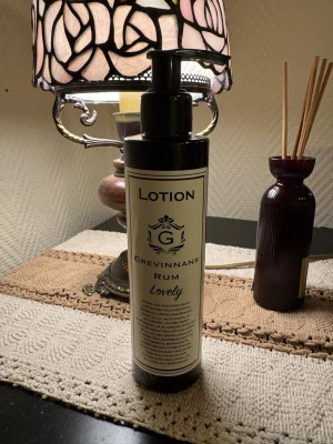 Grevinnans Rum Lovely Lotion - Använd få gånger. Lyxig body lotion i svart pumpflaska från Grevinnans Rum. Innehåller bland annat avokadoolja, sheasmör och jojobaolja. Doften är Lovely och flaskan har en elegant beige etikett med svart text. Perfekt för dig som gillar naturliga ingredienser.
