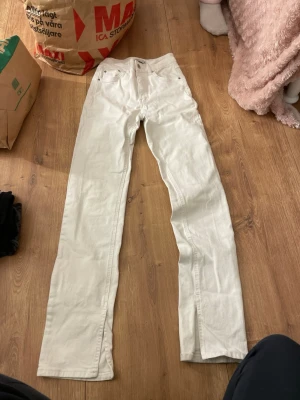Vita straight jeans från Gina Tricot - Säljer ett par vita jeans från Gina Tricot i modellen Perfect Jeans