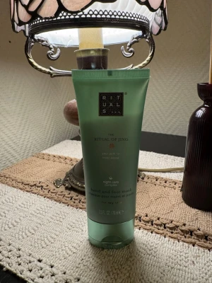 Rituals The Ritual of Jing hand- och fotmask - Använd fåtal gånger. Grön tub med hand- och fotmask från Rituals, serien The Ritual of Jing. Innehåller 70 ml och är framtagen för torr hud. Tuben har en stilren design och är perfekt för nattlig återfuktning med night care complex.
