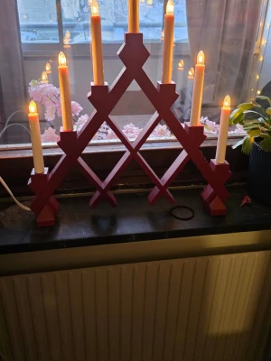 Adventsljusstake rut röd  - Adventsljusstake röd rut nypris 639 kr 