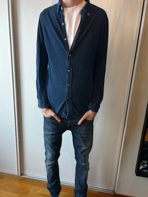 Ralph lauren - Säljer en stilren mörkblå skjorta från Ralph lauren. Skjortan är i storlek L och passar perfekt till allt är riktigt snygg om man har lager på lager. Skjortan är i perfekt skick.  Passar till alla årstider 🍁❄️☀️🌼