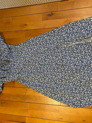 Klänning  - Blommig klänning till sommaren, med dragkedja där bak i ryggen