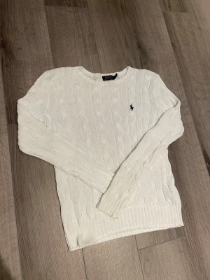 Ralph Lauren tröja - Riktigt snygg Ralph Lauren Tröja för riktigt bra pris. Tröjan är i bra skick och har inga skador. Storlek S men passar även XS Original pris - 2300kr Mitt pris - 349kr Hör av er vid frågor!