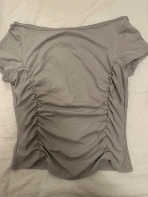 Kortärmad tajt topp - Säljer en grå/ lila nyans kortärmad topp från shein i storlek Xs. kan skickas mer bilder!